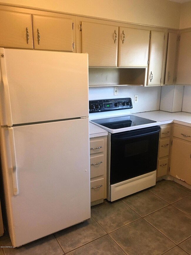 6146 Autlan Dr, Jacksonville, FL 32210 - photo 5