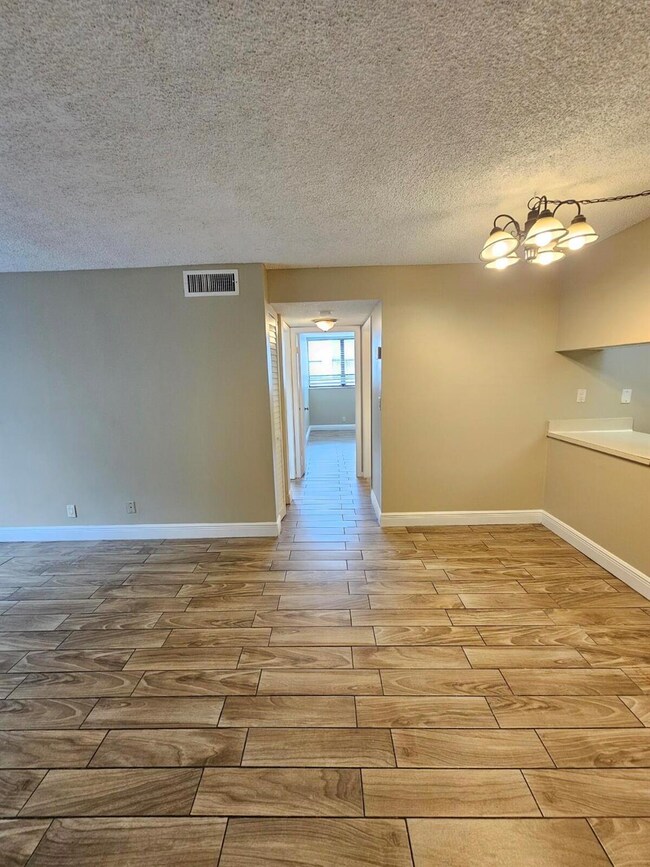 Presidential Golfview unit 3070, West Palm Beach, FL 33401 - photo 2