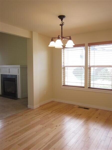 beall 21302 dining room 03