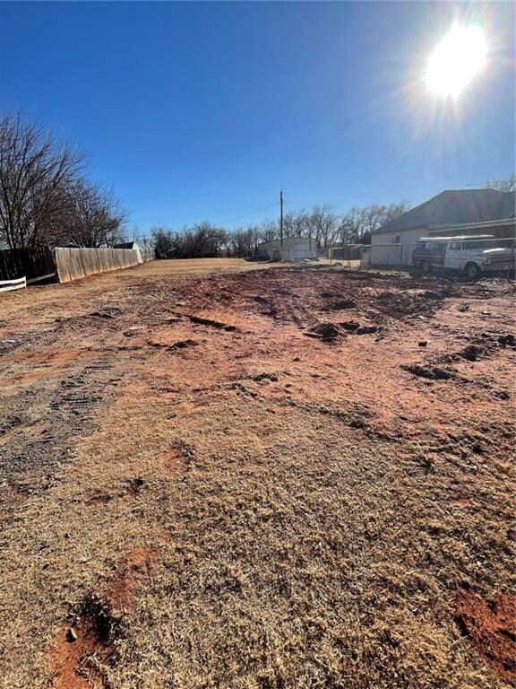 1518 E 3rd St, Elk City, OK 73644 - photo 2