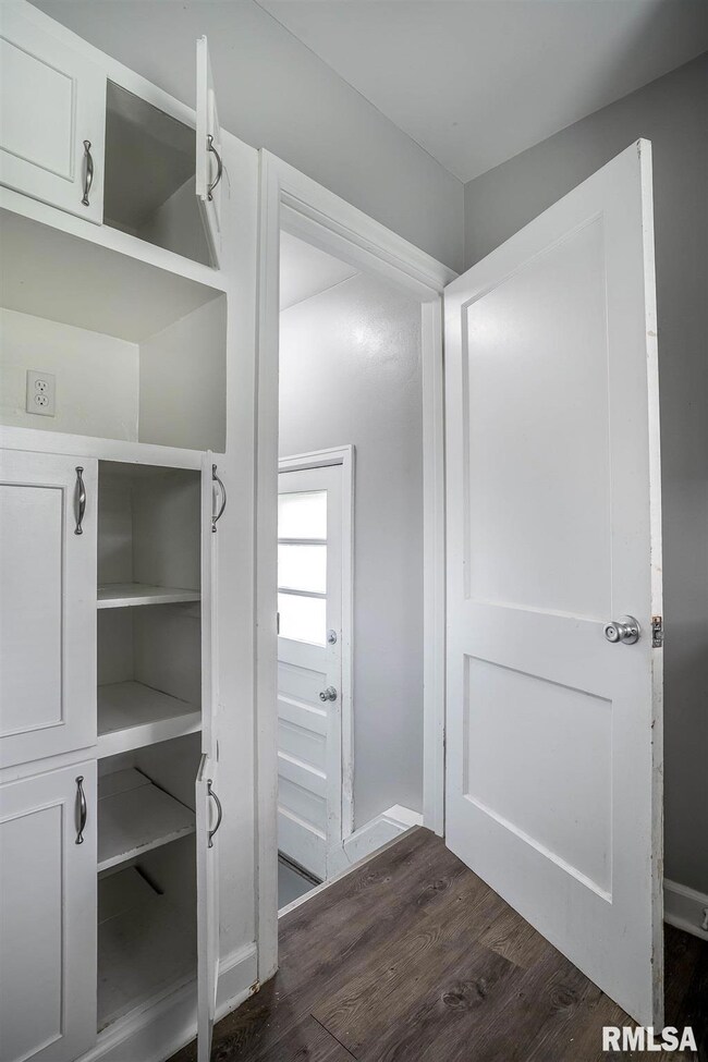 2511 N Myrtle St, Davenport, IA 52804 - photo 5