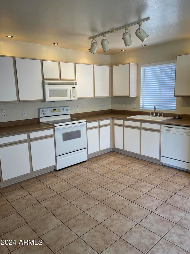 4421 Kitchen 1