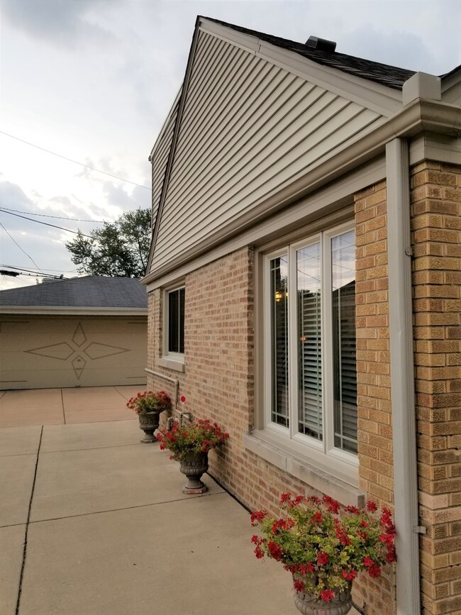 4424 Emerson Ave, Schiller Park, IL 60176 - photo 2