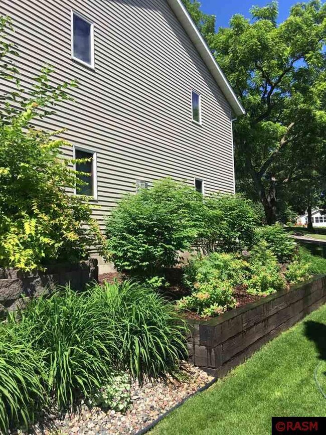 1239 1239 S 4th St, New Ulm, MN 56073 - photo 5