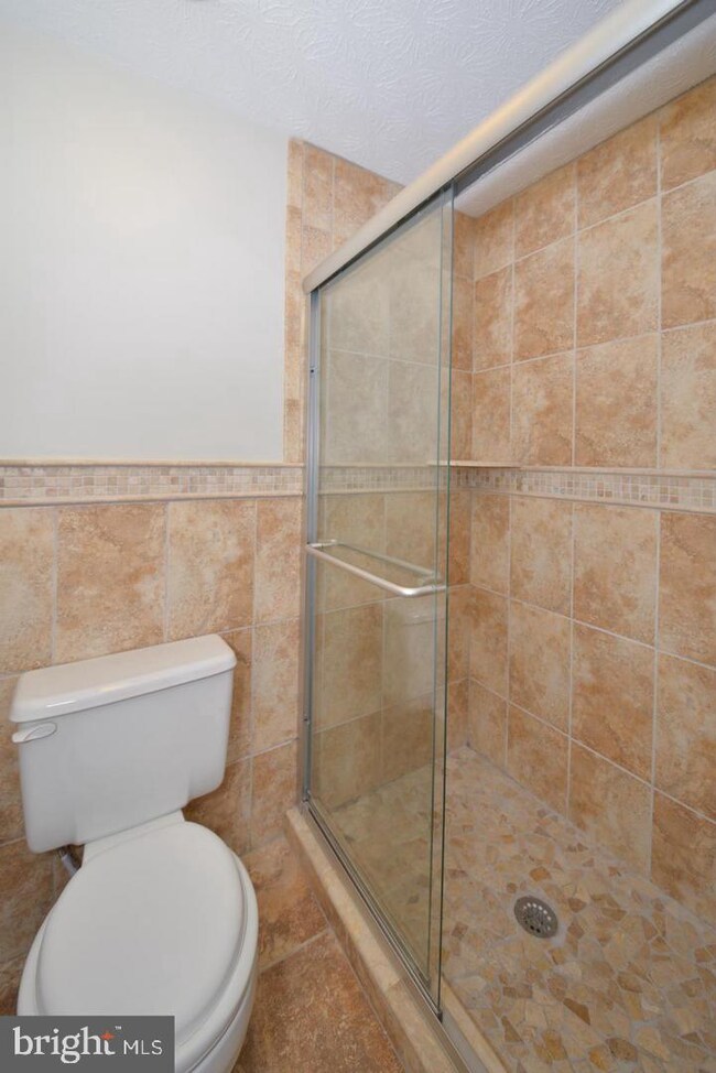 2331 Middle Creek Ln, Reston, VA 20191 - photo 2