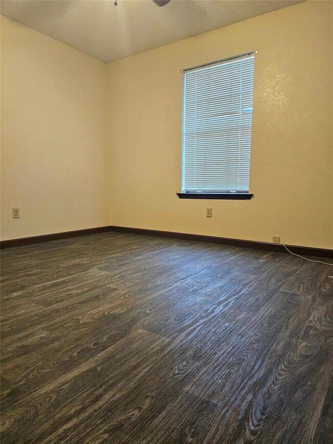 1105 N Taylor St, Gainesville, TX 76240 - photo 6