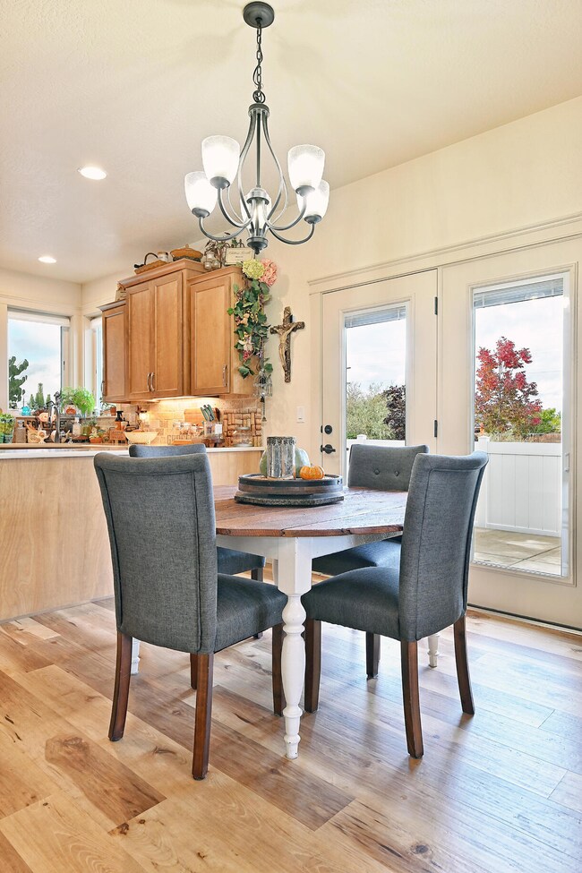 402 Waterside Dr, Central Point, OR 97502 - photo 7