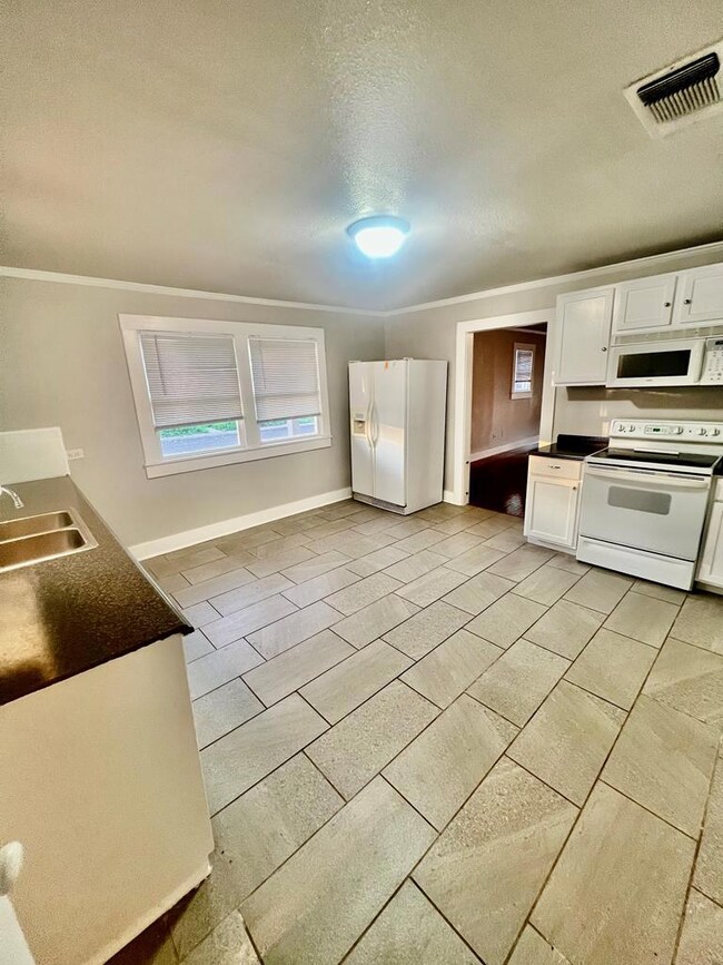 121 N Madison St, San Angelo, TX 76901 - photo 5