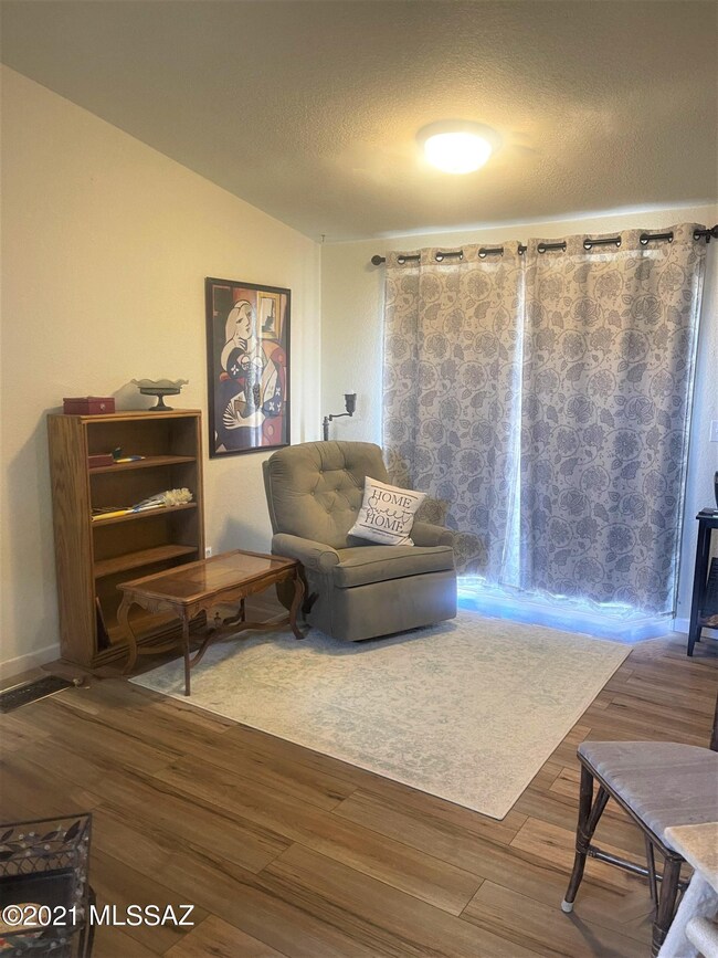 Sitting Room/Breakfast Nook