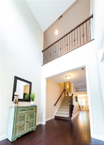 2 story foyer, hardwoods throughout main