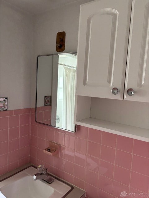  Antique Main Level Bath