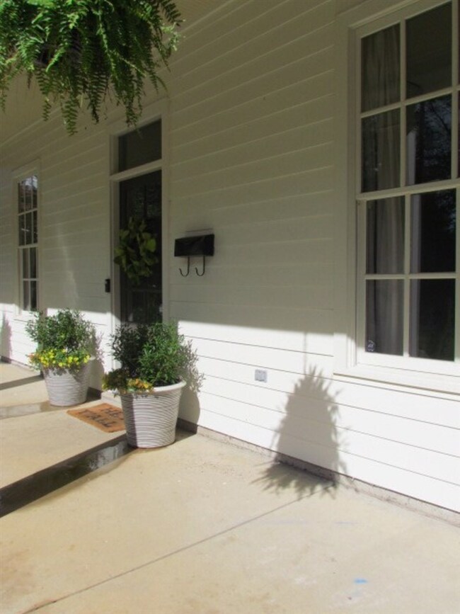 What a fantastic porch!