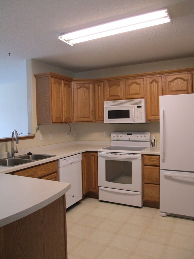 871 Kirkwood Dr, Grand Forks, ND 58201 - photo 4