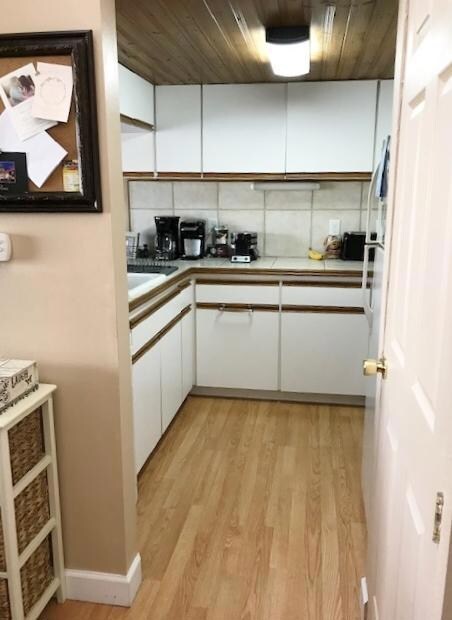 Kitchen with tild backsplash