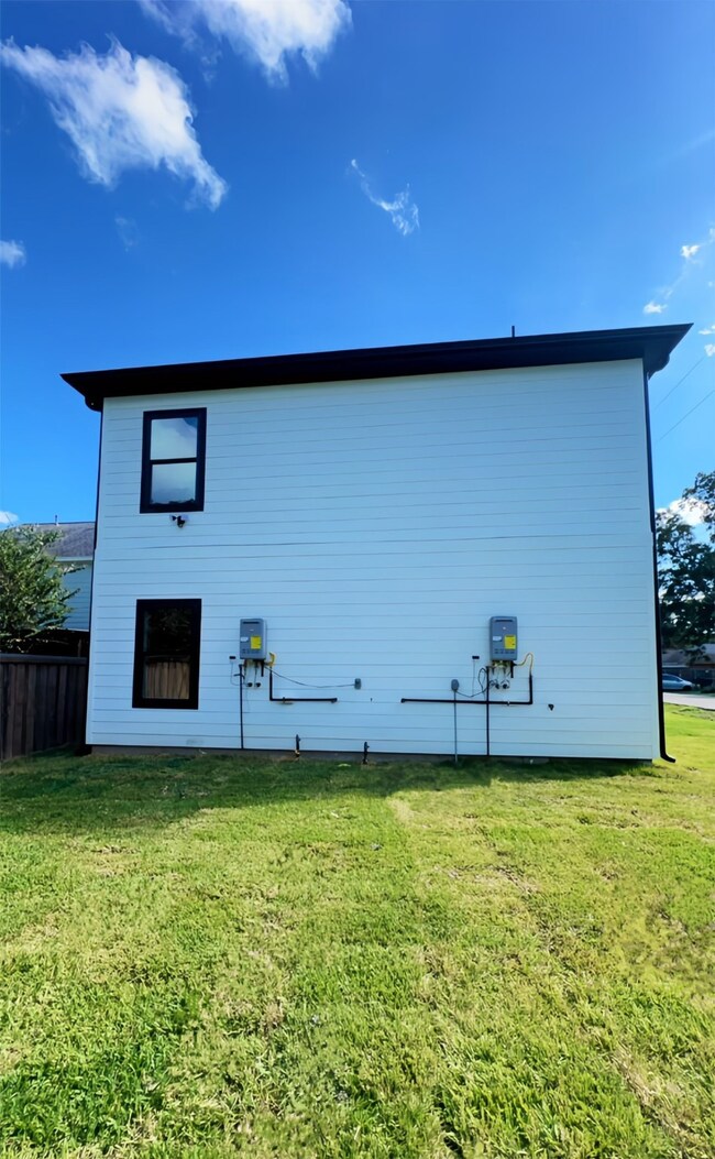 203 Wallace St, Houston, TX 77022 - photo 4