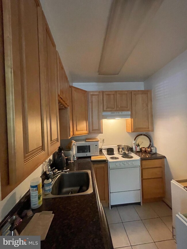 1913 N Rhodes St unit 18, Arlington, VA 22201 - photo 2