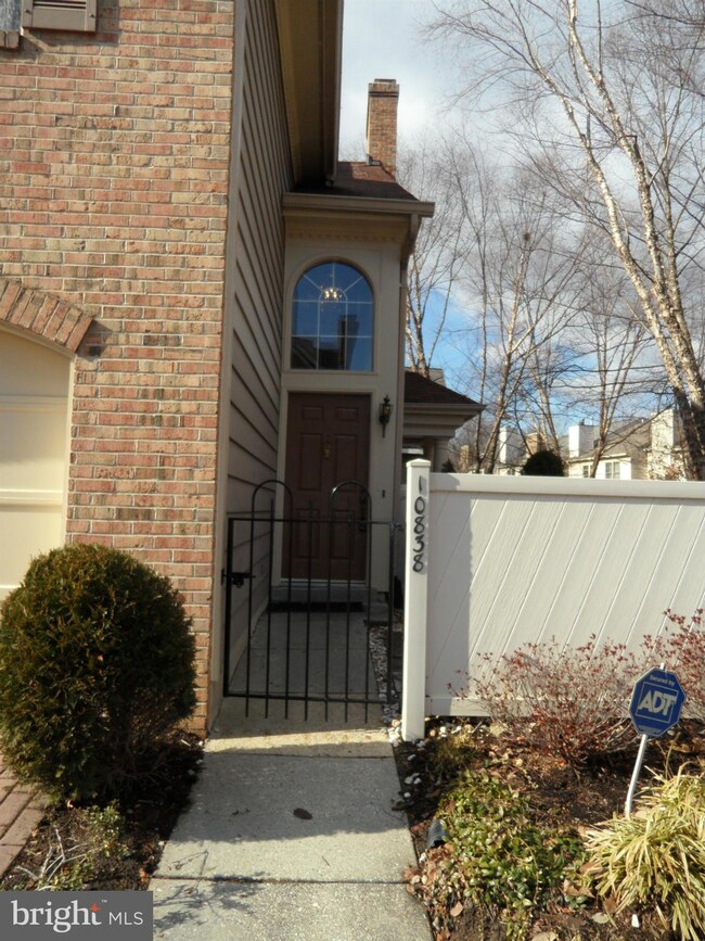 10838 Luxberry Dr, Rockville, MD 20852 - photo 2