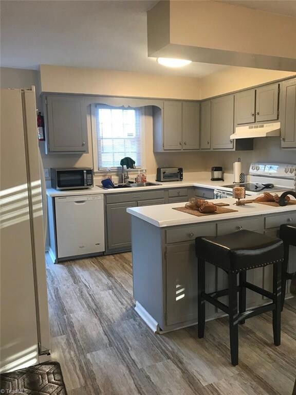 SPACIOUS KITCHEN WITH BAR STOOL COUNTER
