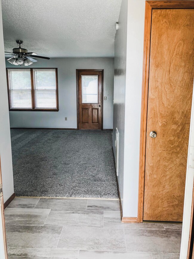 863 W Pearl St, Bolivar, MO 65613 - photo 4