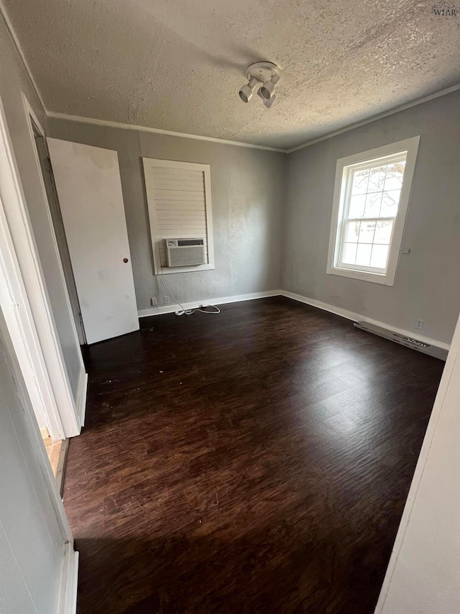 103 N Hawthorne Ave, Iowa Park, TX 76367 - photo 3