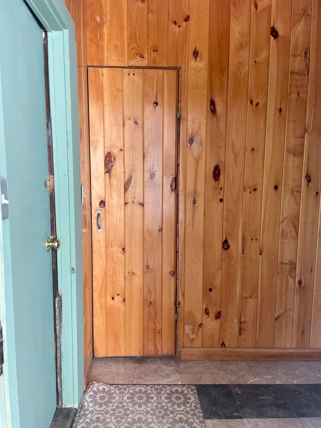 1069 entry:mudroom