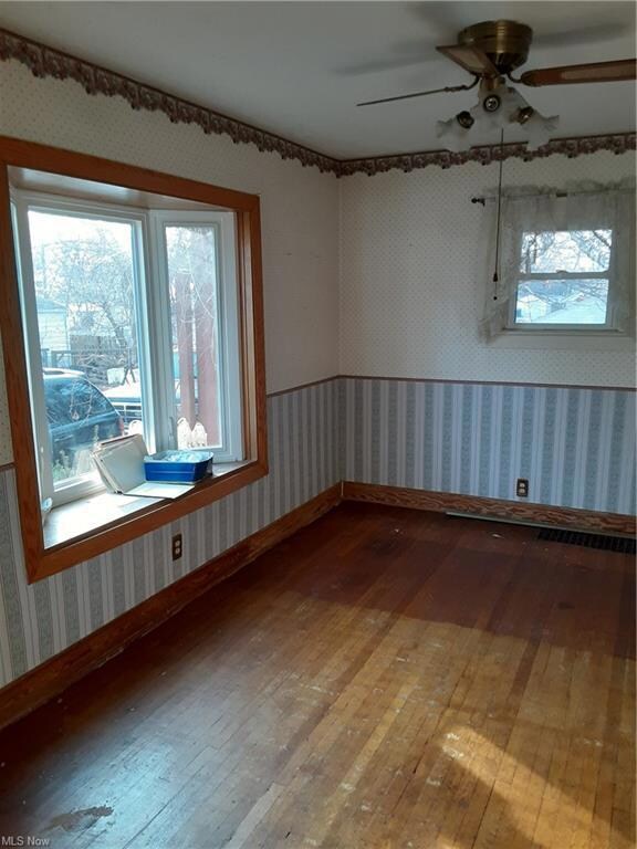 Dining room with bay window