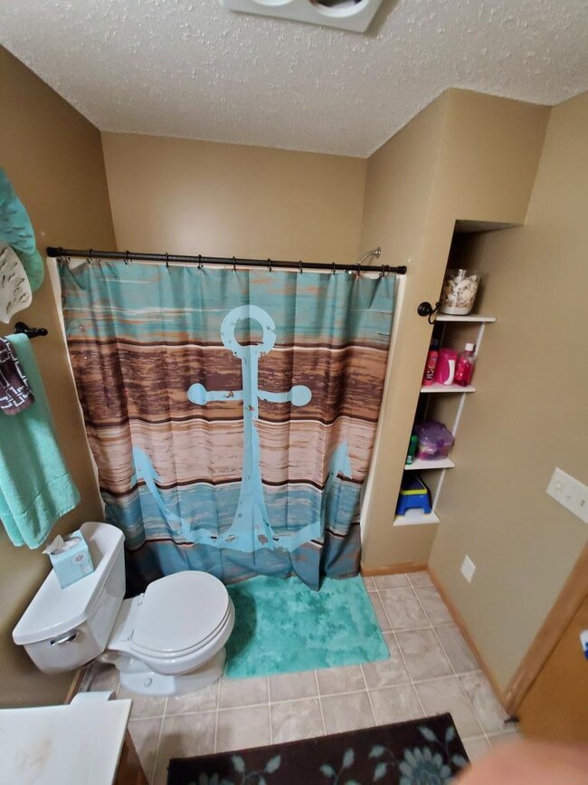 Nicely decorated bath