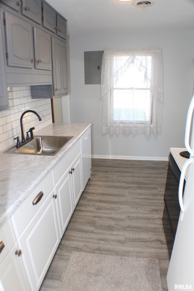 3014 W 71st St, Davenport, IA 52806 - photo 6