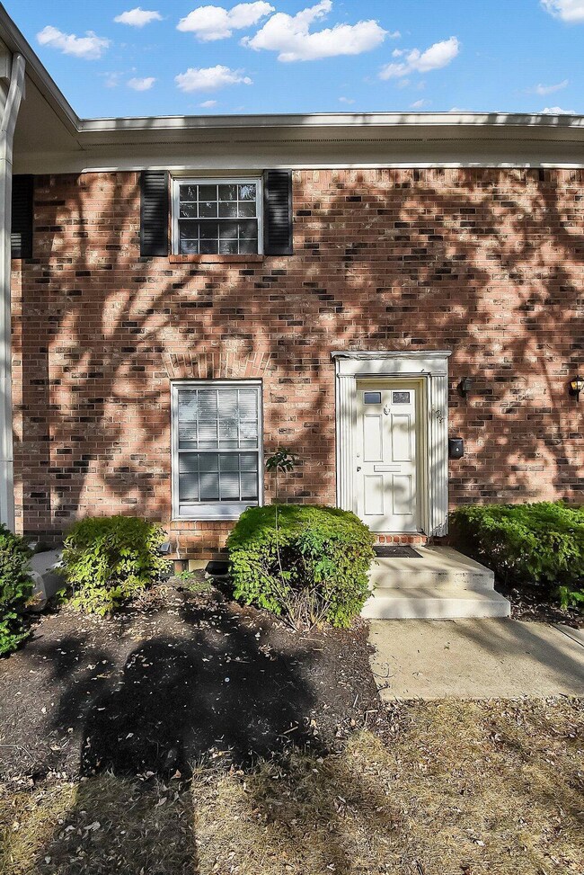 124 Beacon Run E, Columbus, OH 43228 - photo 2