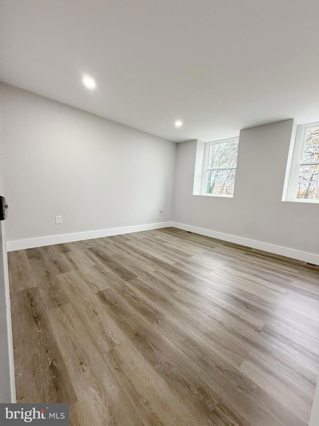 1805 Village Green Dr, Hyattsville, MD 20785 - photo 5