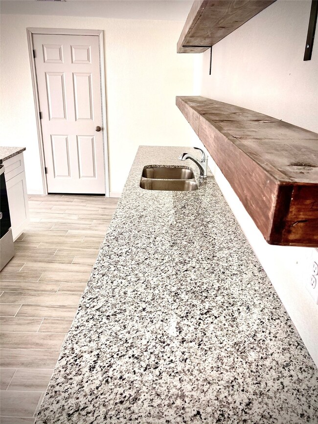 1011 Avenue E, Rosenberg, TX 77471 - photo 7