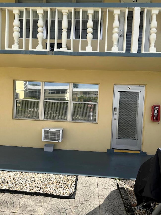 271 Chatham N, West Palm Beach, FL 33417 - photo 2