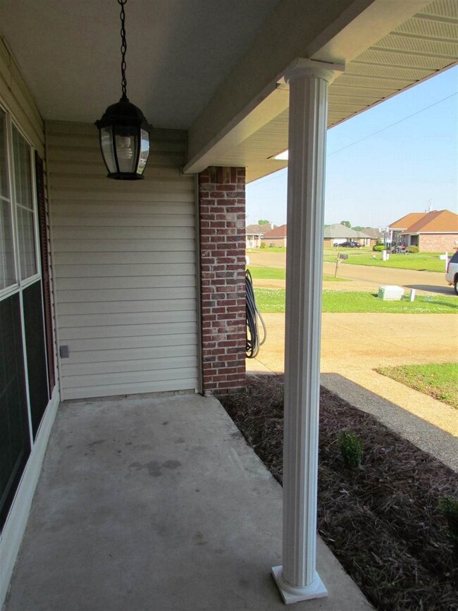 1065 Bullrun Dr, Byram, MS 39272 - photo 4