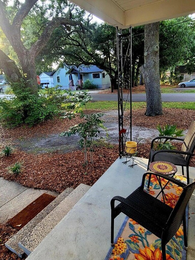1264 Wisteria porch side view