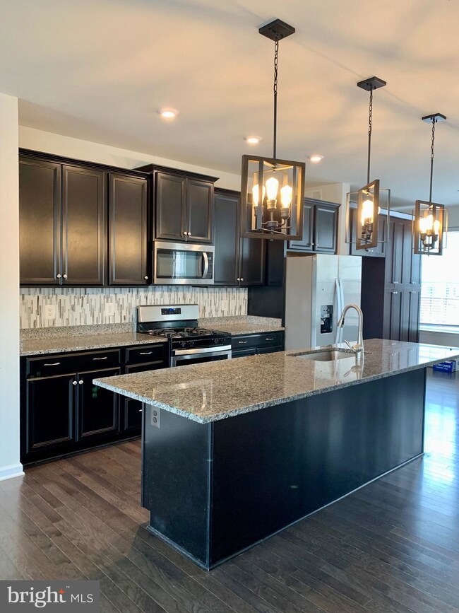 11043 Blackburn Cove Ln, Manassas, VA 20109 - photo 2