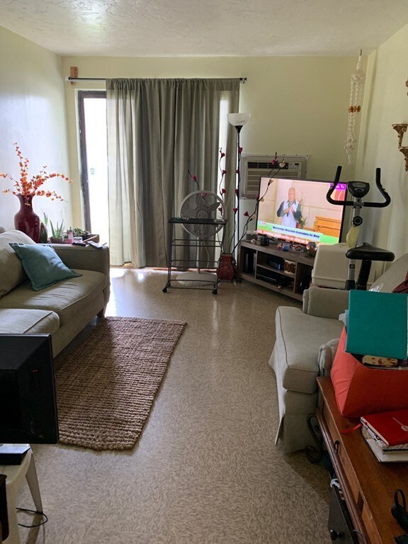 270 E Haverhill St unit 4, Lawrence, MA 01841 - photo 3