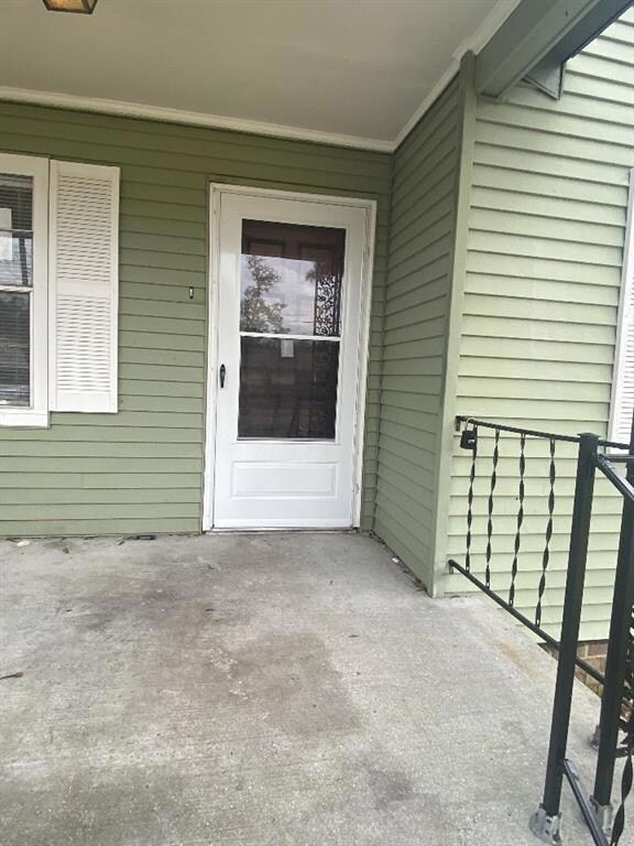Welcome to 629 citrus with storm door and refinish