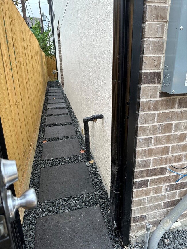 4214 Schuler St unit B, Houston, TX 77007 - photo 2