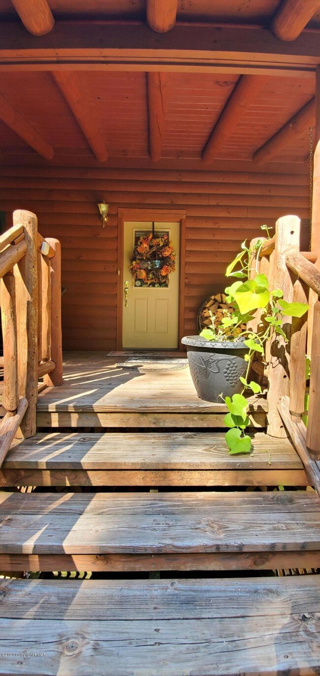 221 Arbutus Ln, Milford, PA 18337 - photo 4