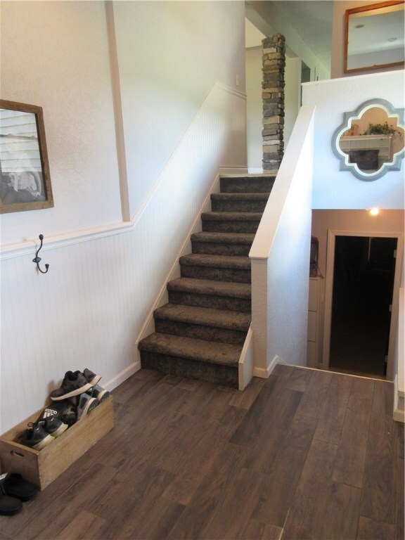 Side entryway to kitchen and downstairs