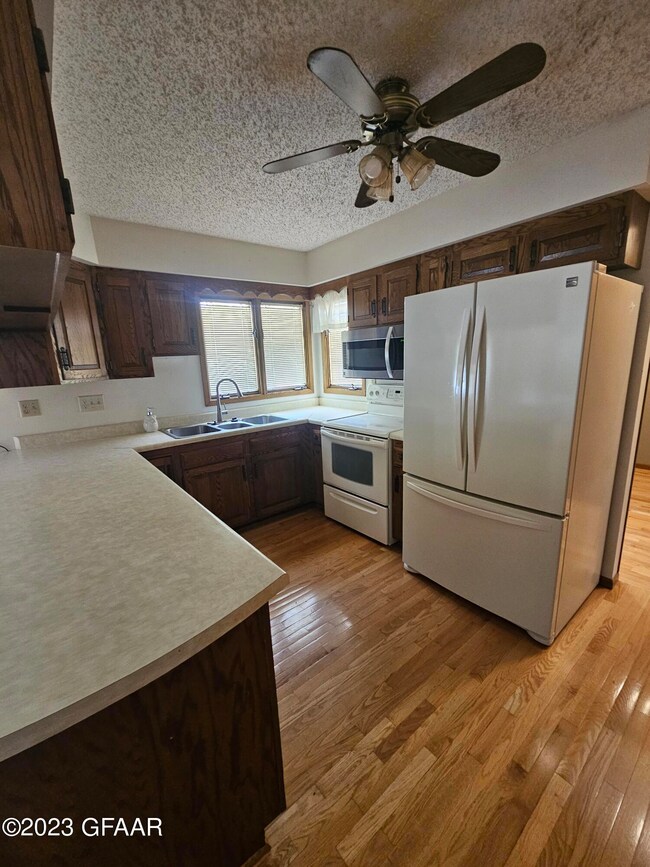 2302 W Springbrook Ct, Grand Forks, ND 58201 - photo 7