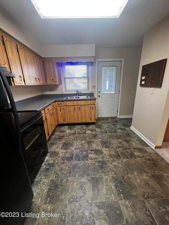 6005 Applegate Ln, Louisville, KY 40219 - photo 7