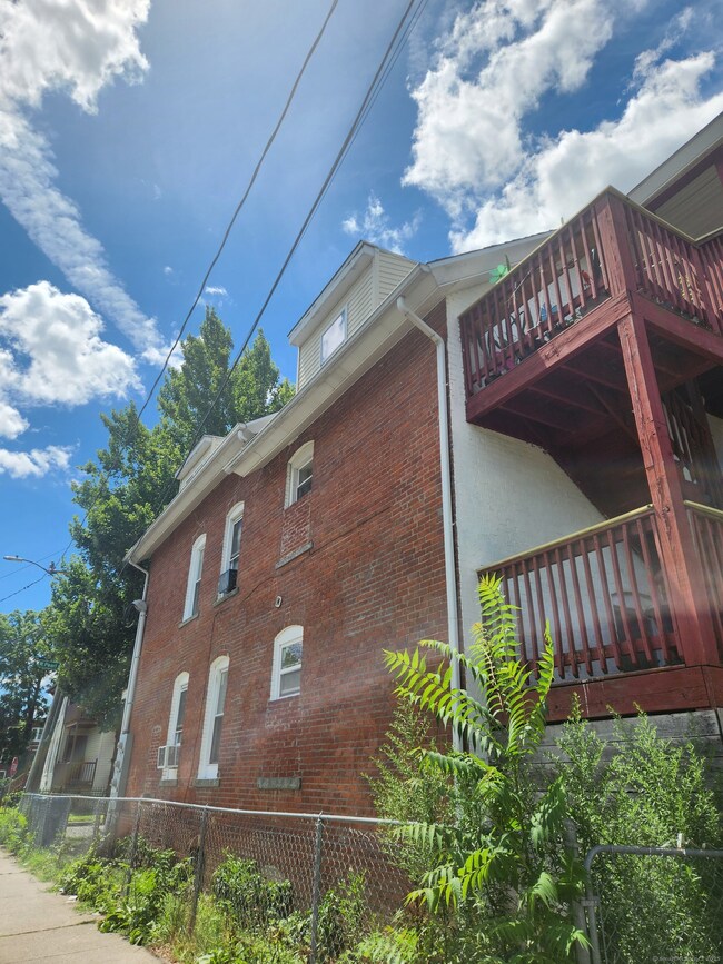 32 W Pearl St, New Britain, CT 06051 - photo 4