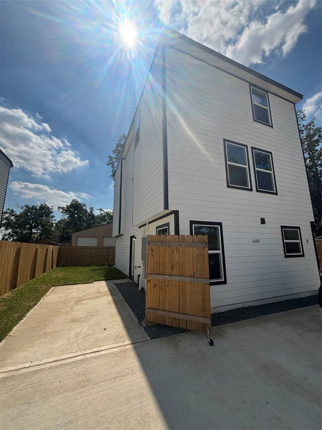 6309 Sandra St unit A, Houston, TX 77028 - photo 2