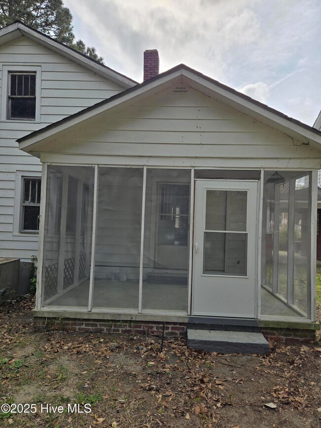 216 N Elm St, Williamston, NC 27892 - photo 4