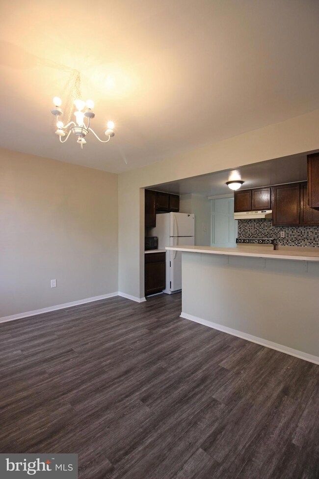 9659 Lindenbrook St, Fairfax, VA 22031 - photo 3