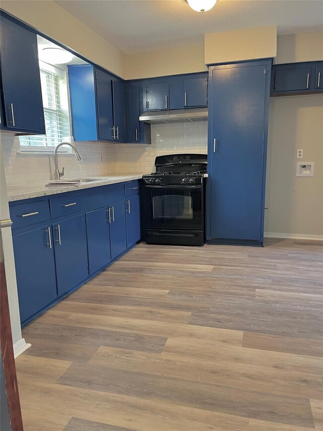 816 Barkley St, Houston, TX 77022 - photo 4