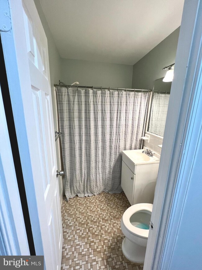 3800 Lyndhurst Dr unit 303, Fairfax, VA 22031 - photo 5