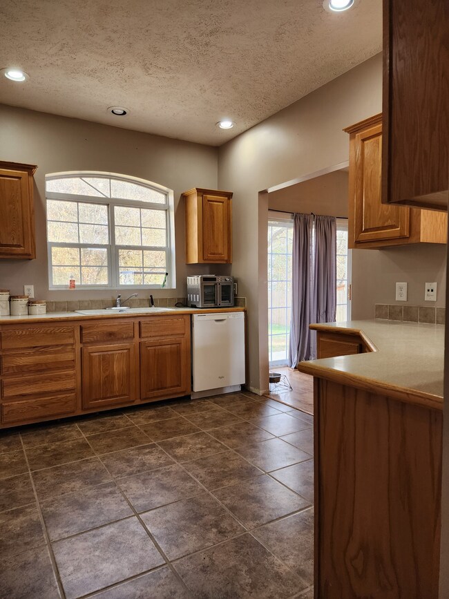 4895 Pinion Cir, Columbus, IN 47201 - photo 3