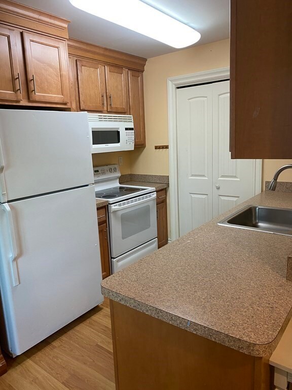 12 Russell Rd unit 104, Wellesley, MA 02482 - photo 6